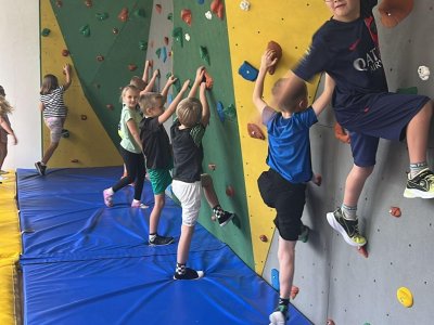 Říjen - lezecká stěna a florbal